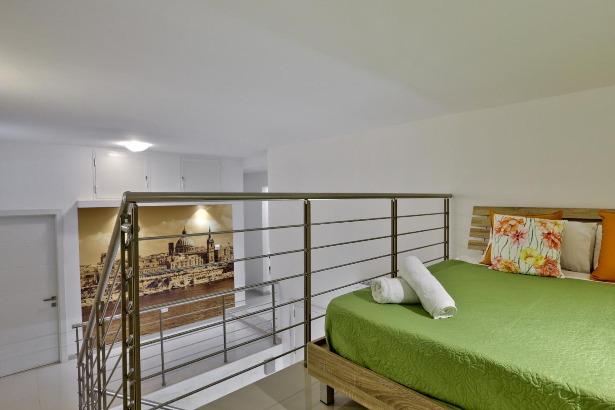 Exquisite 3-Bedroom Duplex Penthouse With Jacuzzi In Valletta Centre Exterior photo