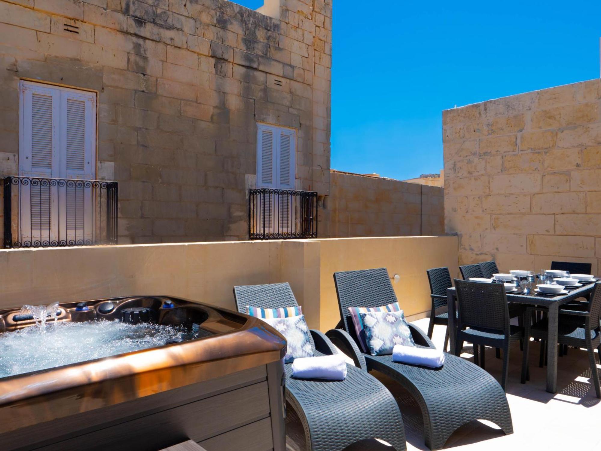 Exquisite 3-Bedroom Duplex Penthouse With Jacuzzi In Valletta Centre Exterior photo