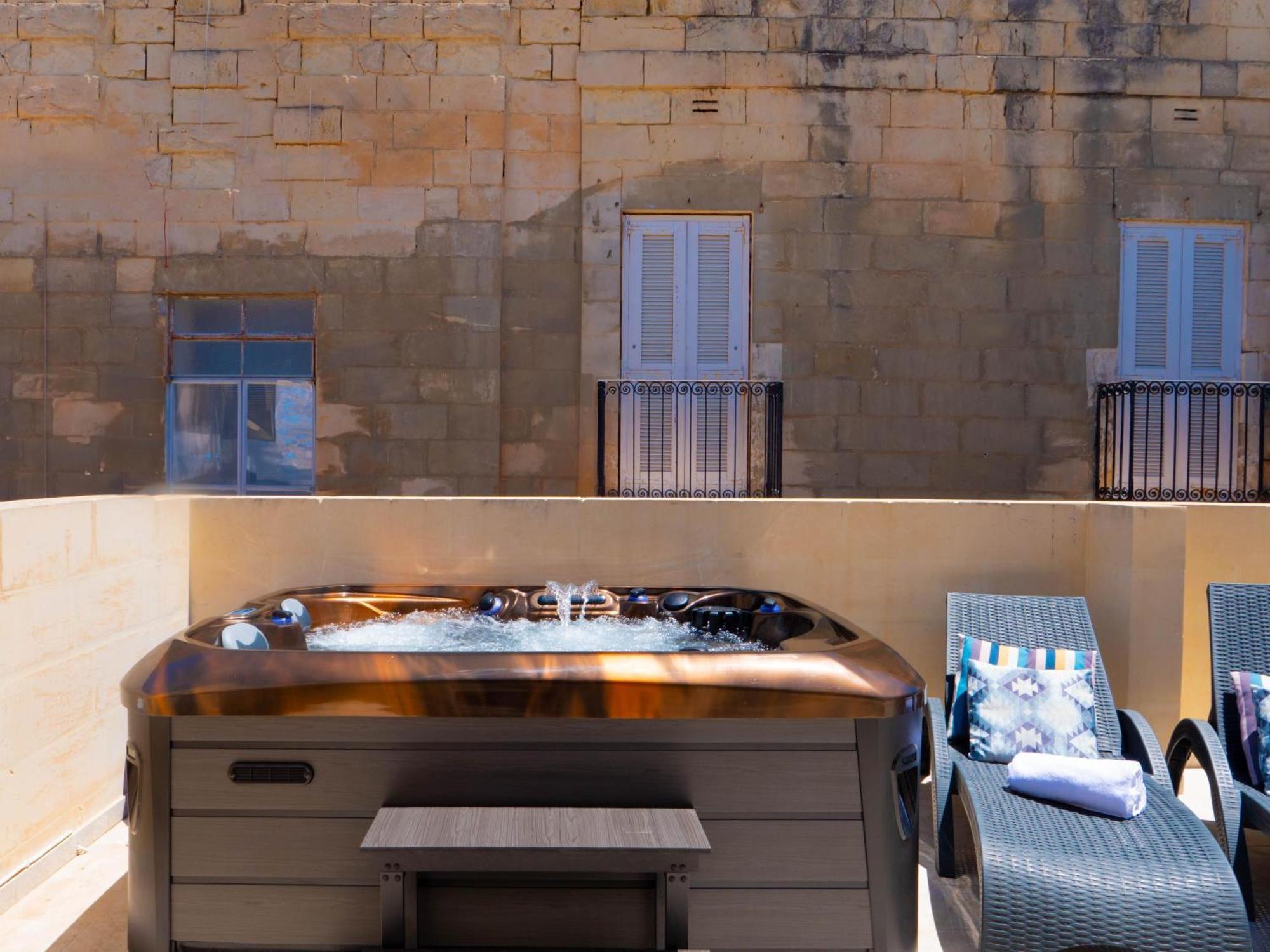 Exquisite 3-Bedroom Duplex Penthouse With Jacuzzi In Valletta Centre Exterior photo