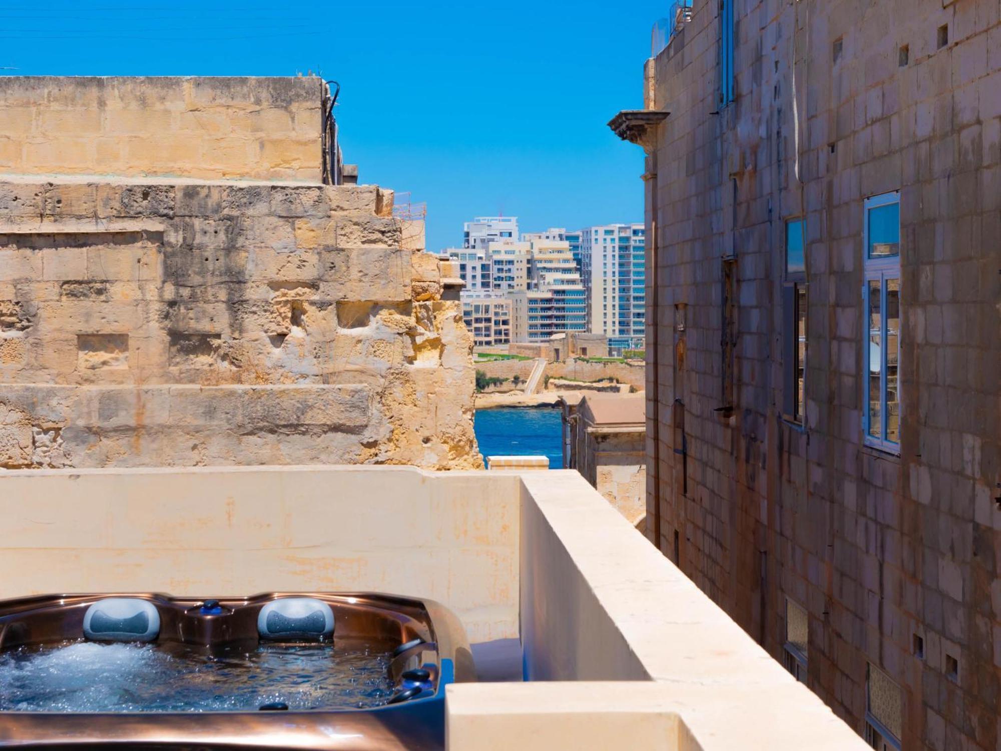 Exquisite 3-Bedroom Duplex Penthouse With Jacuzzi In Valletta Centre Exterior photo
